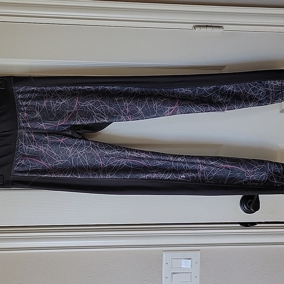 Under Armour gray with pink design size medium leggings - Picture 5 of 11